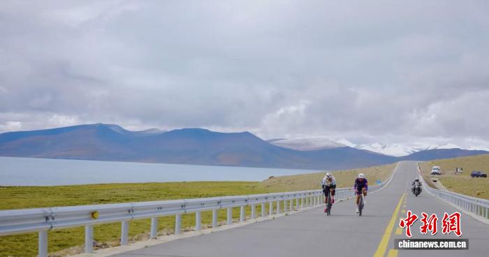 全球海拔最高的环湖自行车赛在西藏浪卡子县收