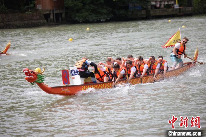 俄罗斯龙舟队首夺冠军 外籍选手共庆端午