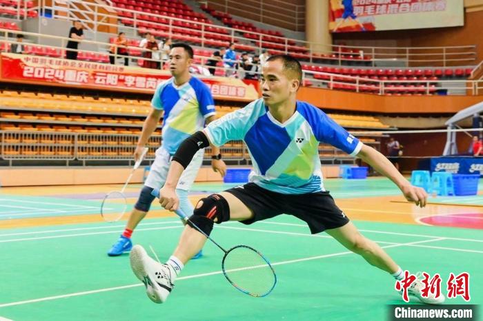 奥运冠军李雪芮现身重庆云阳羽毛球赛助力赛事