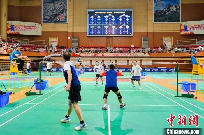 奥运冠军李雪芮现身重庆云阳羽毛球赛助力赛事