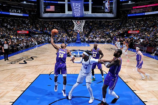 湖人绝杀魔术豪取9连胜 八村塁低迷难掩球队强势