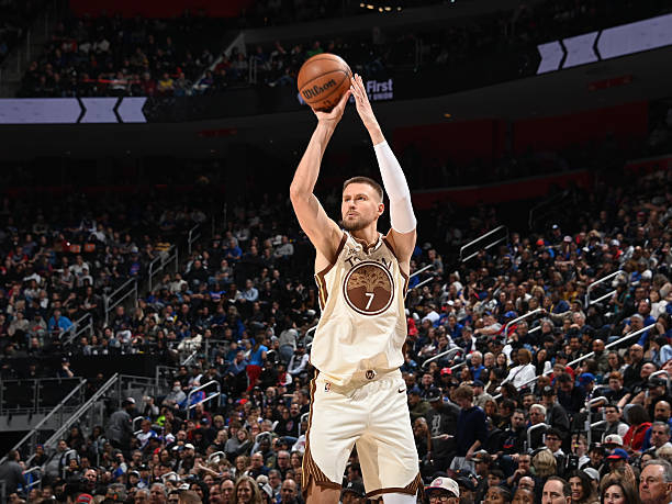 波尔津吉斯手腕伤势影响三分表现 仍保持稳定输