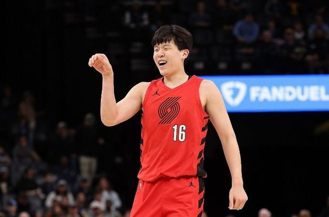 杨瀚森复出首战助开拓者大胜奇才