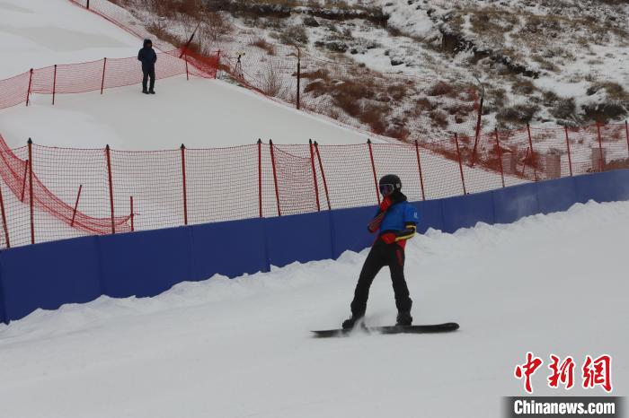 贵州00后滑雪少女郭千一团体赛失误 个人项目摘
