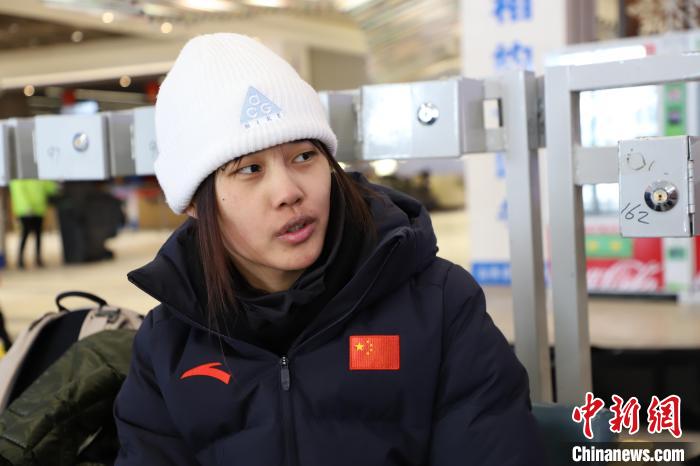 贵州00后滑雪少女郭千一团体赛失误 个人项目摘